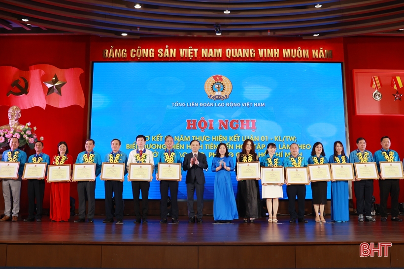 Bác sỹ Hà Tĩnh được Tổng LĐLĐ Việt Nam vinh danh điển hình “học Bác”