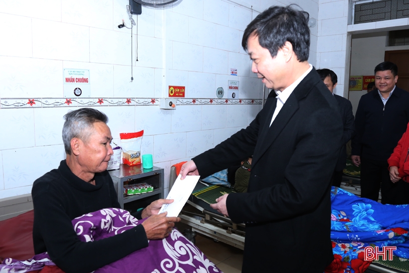 Giám đốc Bệnh viện Trung ương Huế tiếp tục khảo sát thực trạng y tế tại Hà Tĩnh