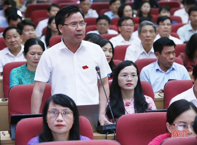 Chủ tịch UBND tỉnh Trần Tiến Hưng tiếp thu ý kiến đại biểu, làm rõ những băn khoăn của cử tri tỉnh nhà
