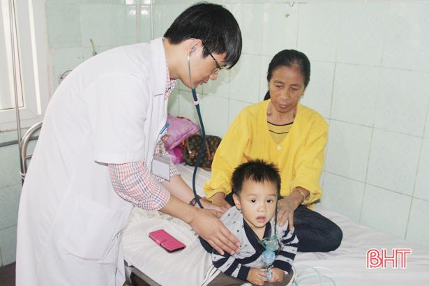 2 bác sỹ Bệnh viện Nhi Trung ương “cắm chốt” tại Nghi Xuân