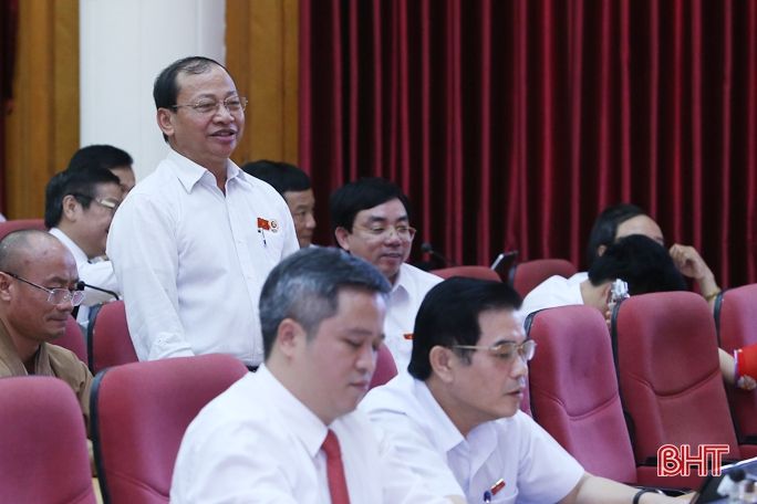 Chủ tịch UBND tỉnh Trần Tiến Hưng tiếp thu ý kiến đại biểu, làm rõ những băn khoăn của cử tri tỉnh nhà