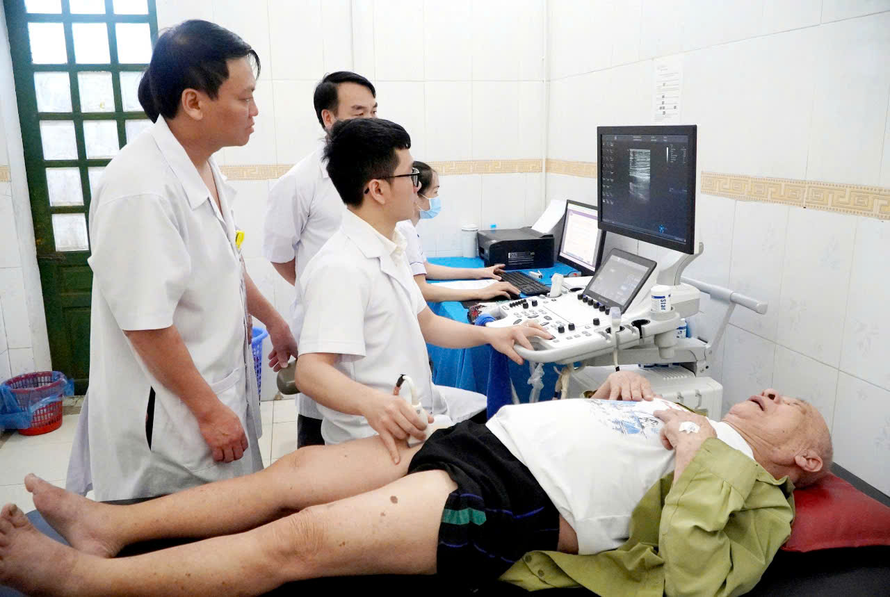 bqbht_br_bs-benh-vien-dh-y-ha-noi-tham-kham-chuyen-giao-ky-thuat-chan-doan-hinh-anh-ttyt-huong-khe.jpg