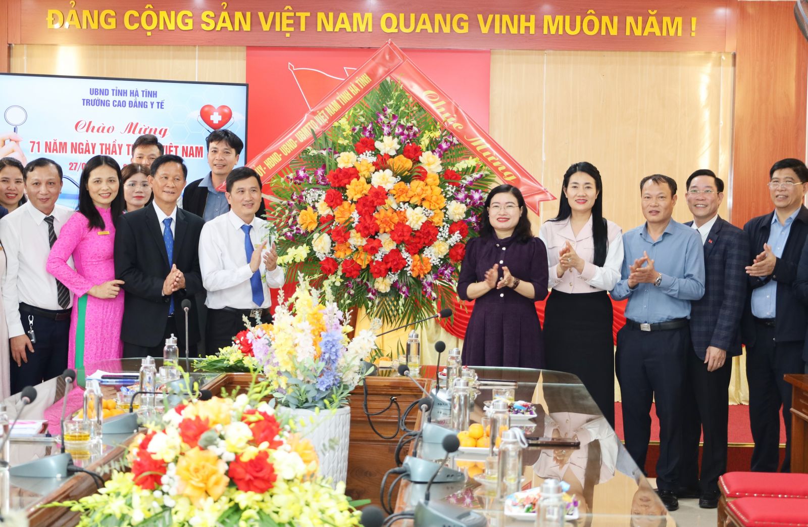 Phó Chủ tịch UBND tỉnh Nguyễn Thị Nguyệt cùng đoàn tặng hoa, chúc mừng Trường Cao đẳng Y tế Hà Tĩnh...