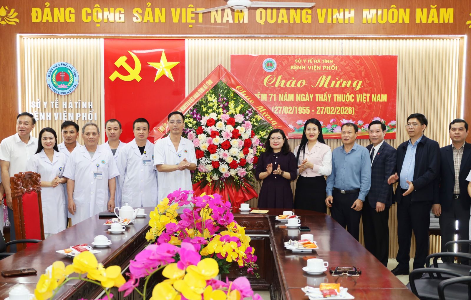 Đoàn công tác chúc mừng Bệnh viện Phổi Hà Tĩnh...