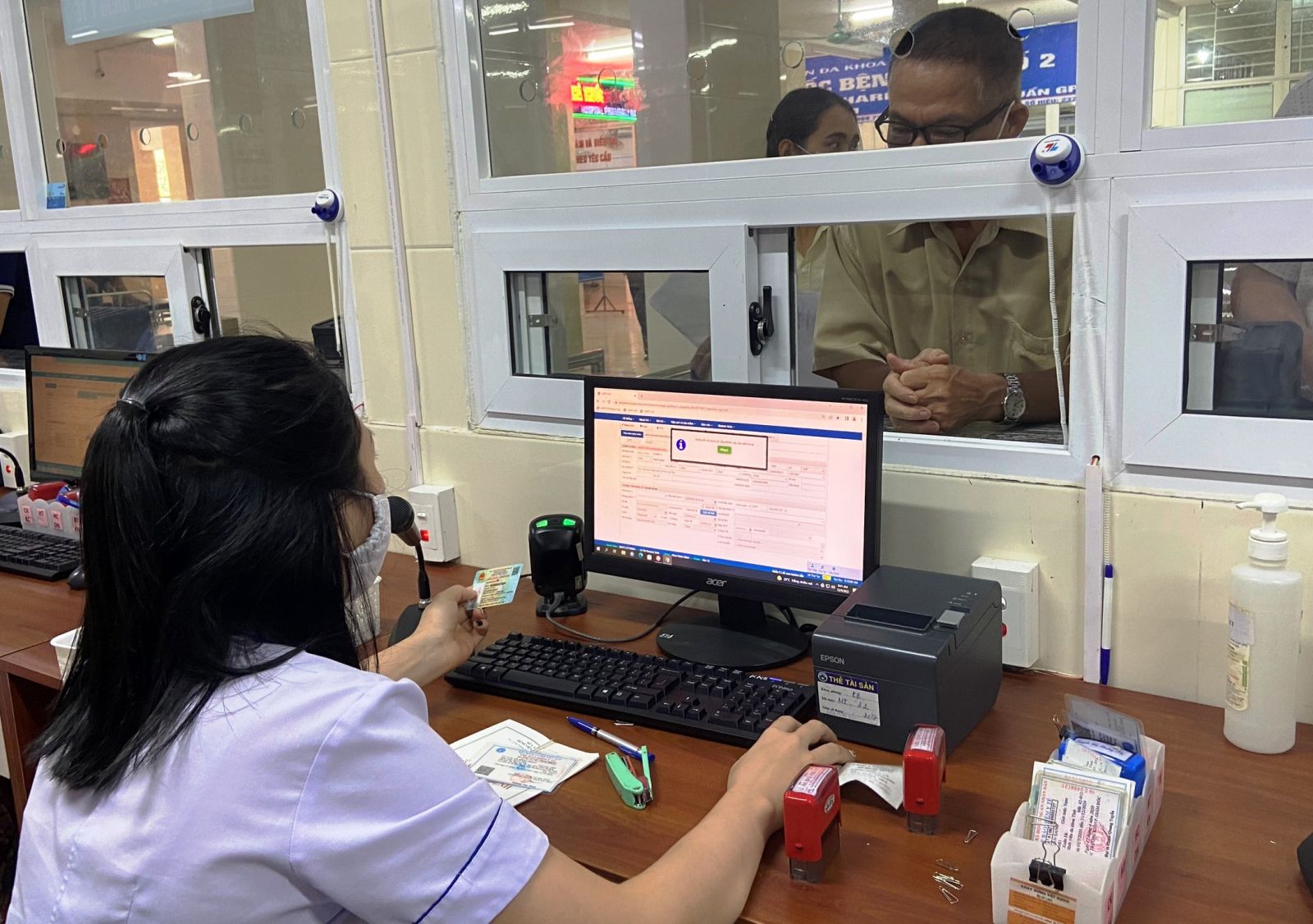 Quy trình tiếp đón, thăm khám được đơn giản hóa. bqbht_br_nguoi-dan-den-tham-kham-bhyt-bang-the-can-cuoc-cong-dan-co-gan-chip-khong-trinh-nhieu-giay-toa.jpg