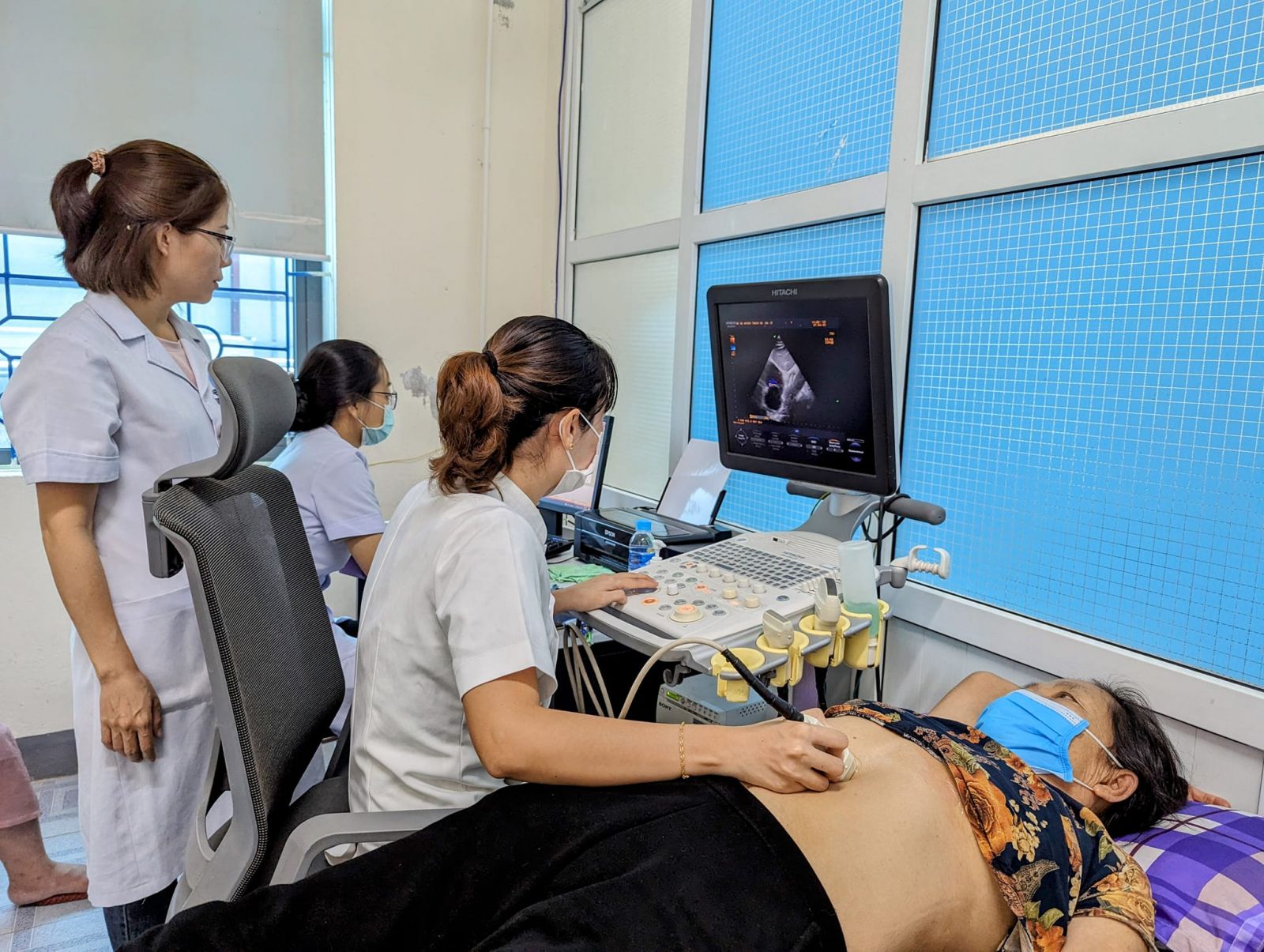 Bệnh viện Trung ương Huế khám, tư vấn bệnh tim mạch cho người dân Hà Tĩnh
