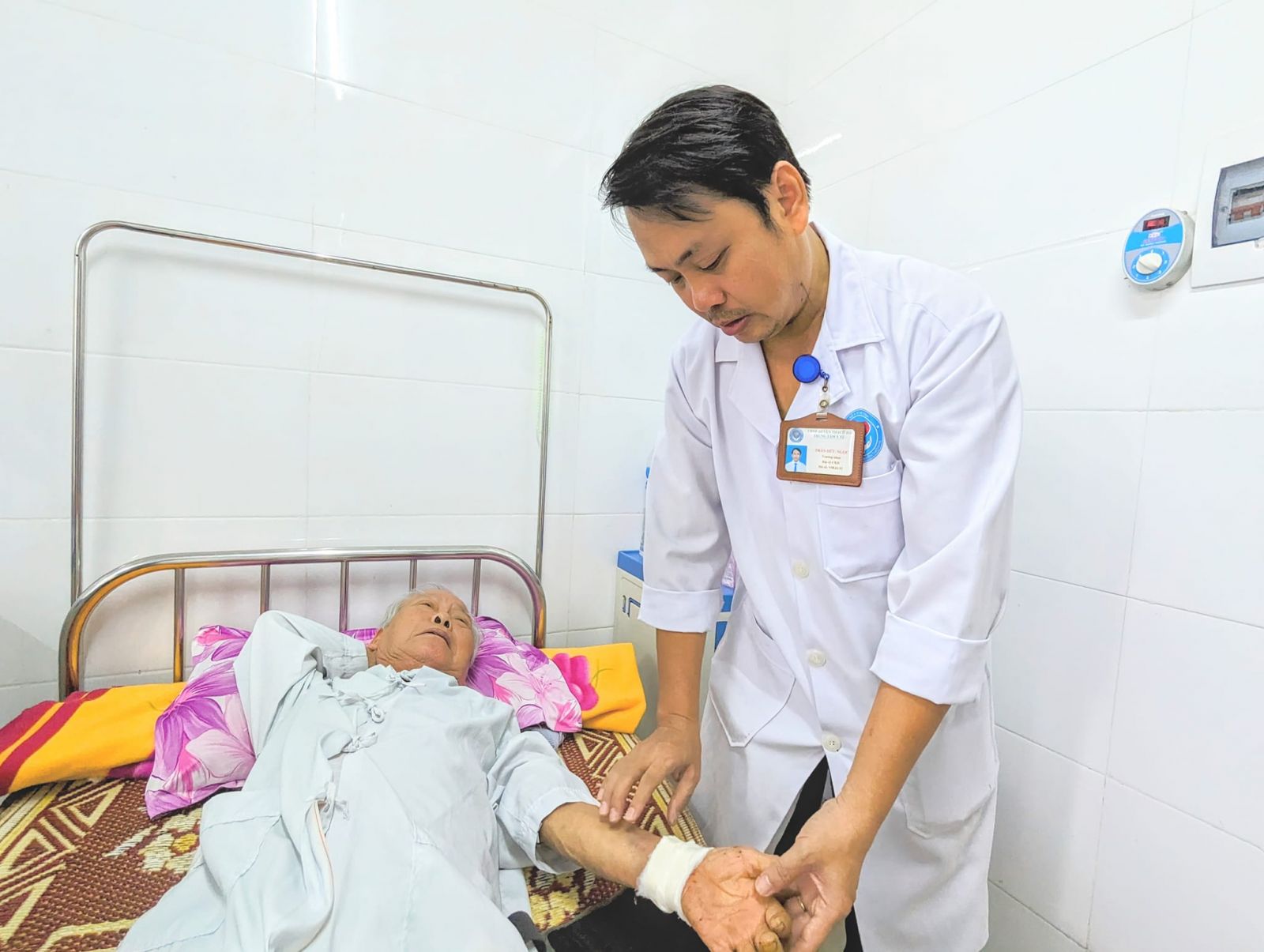 Bệnh viện tuyến huyện ở Hà Tĩnh “cứu” bàn tay bị máy cưa cắt phải