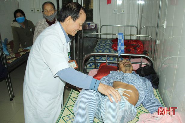 Vị bác sỹ ngoại khoa tuyến huyện Hà Tĩnh chưa từng “đầu hàng” những ca phẫu thuật khó