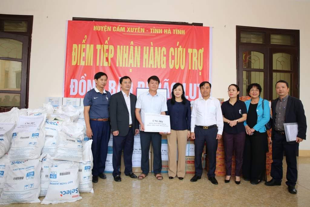 Ban Bảo vệ sức khỏe cán bộ Trung ương ủng hộ người dân Hà Tĩnh bị thiệt hại do lũ lụt
