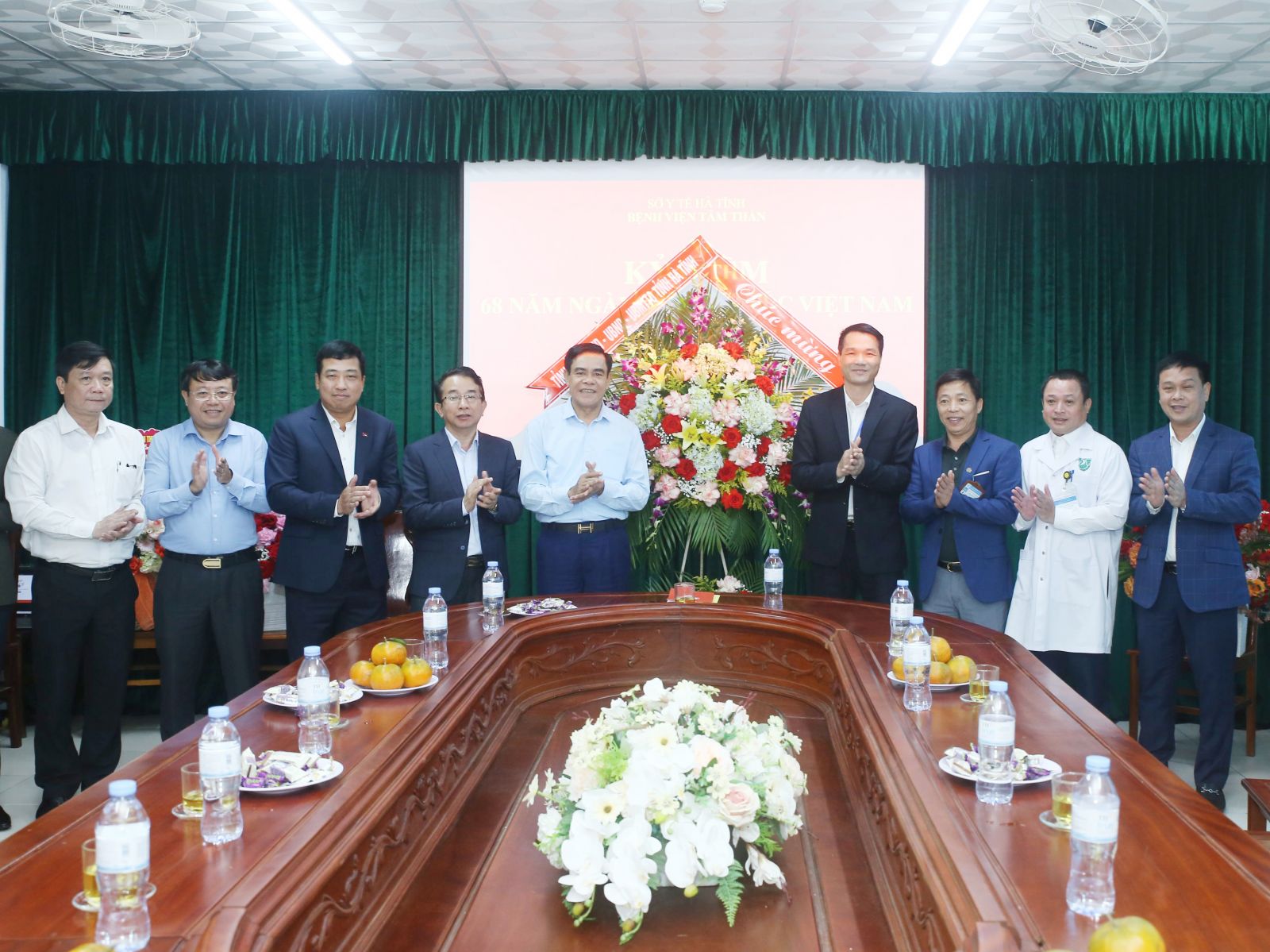 Chủ tịch UBND tỉnh chúc mừng ngành Y tế Hà Tĩnh và một số đơn vị