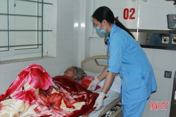 Nghe nữ hộ lý bệnh viện ở Hà Tĩnh kể chuyện nghề