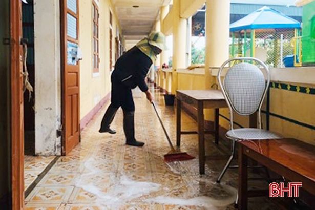 Làm sạch 240 trường học trưng dụng cách ly y tế ở Hà Tĩnh