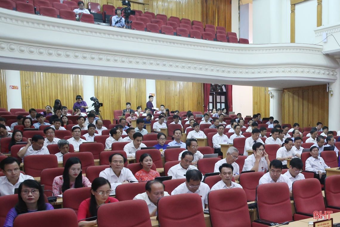 HĐND tỉnh Hà Tĩnh thảo luận tại hội trường về tình hình KT-XH, các báo cáo, tờ trình gửi đến kỳ họp
