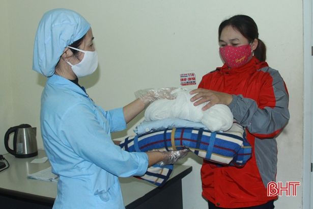Nghe nữ hộ lý bệnh viện ở Hà Tĩnh kể chuyện nghề