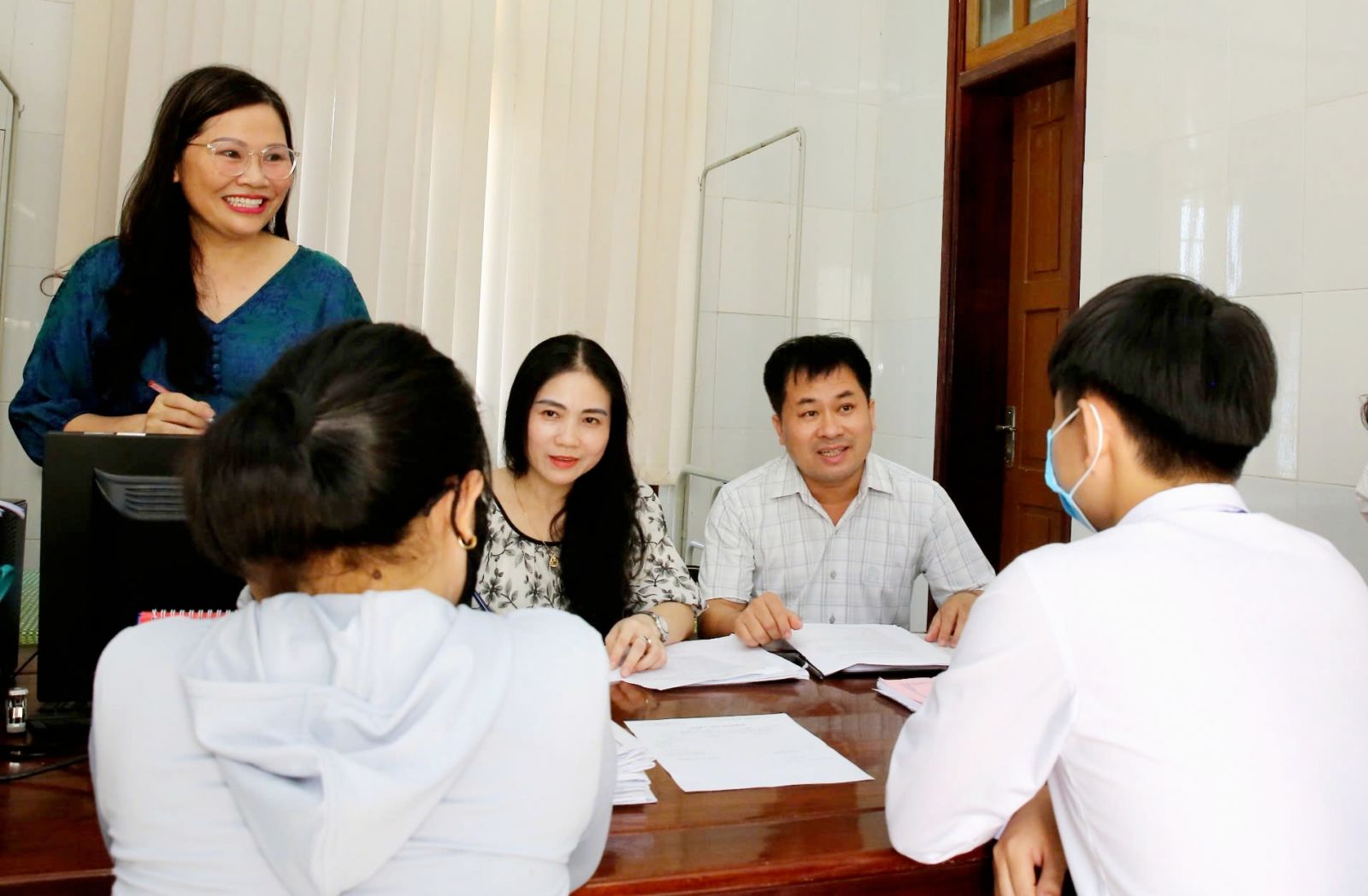 Lãnh đạo Trung tâm kiểm soát bệnh tật Hà Tĩnh và cán bộ Phòng khám hướng dẫn, tư vấn khách hàng trong điều trị dự phòng trước phơi nhiễm HIV (PrEP)