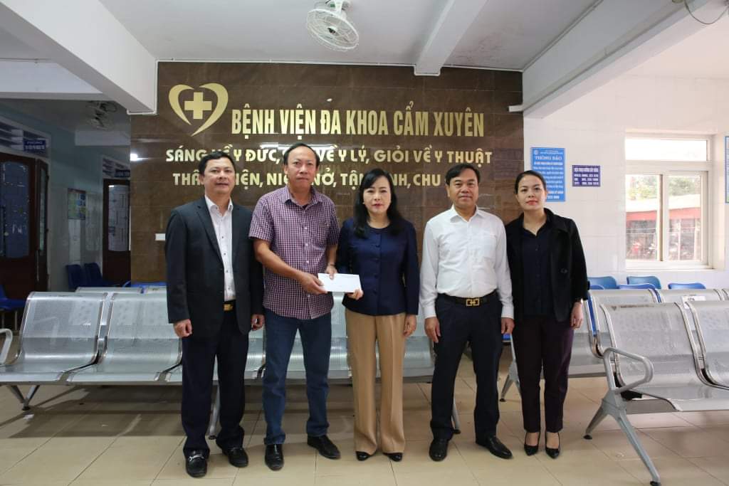 Ban Bảo vệ sức khỏe cán bộ Trung ương ủng hộ người dân Hà Tĩnh bị thiệt hại do lũ lụt