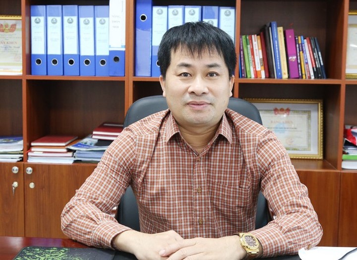 Ông Nguyễn Chí Thanh - Giám đốc Trung tâm Kiểm soát bệnh tật tỉnh Hà Tĩnh trao đổi về công tác phòng, chống bệnh bại liệt. bqbht_br_1a.jpg