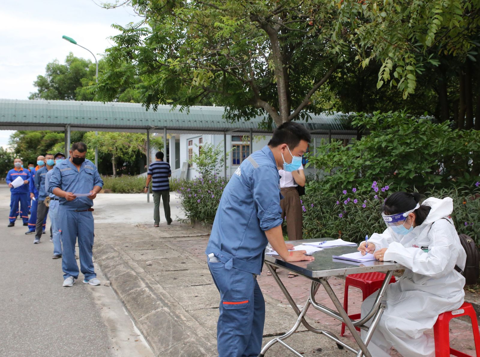 Hà Tĩnh tiêm vắc-xin phòng Covid-19 cho 370 công dân Trung Quốc