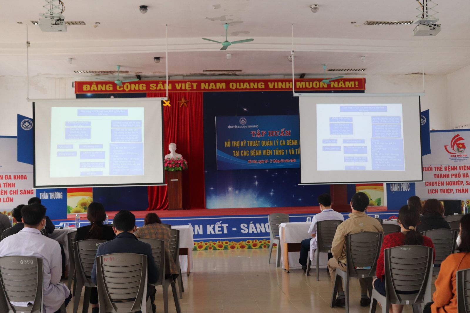 Bệnh viện Đại học Y Hà Nội truyền đạt cách điều trị ca mắc COVID-19 tại Hà Tĩnh
