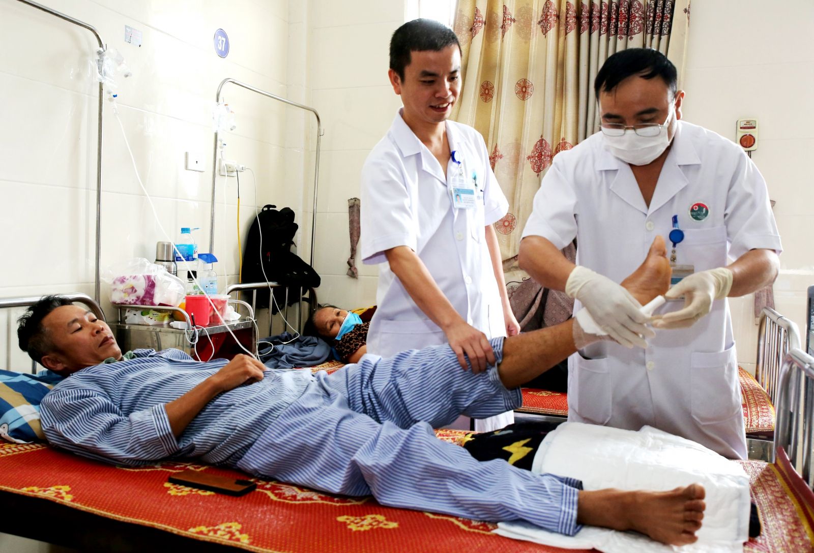 Lần đầu tiên triển khai kỹ thuật phẫu thuật nội soi khớp cổ chân ở Hà Tĩnh