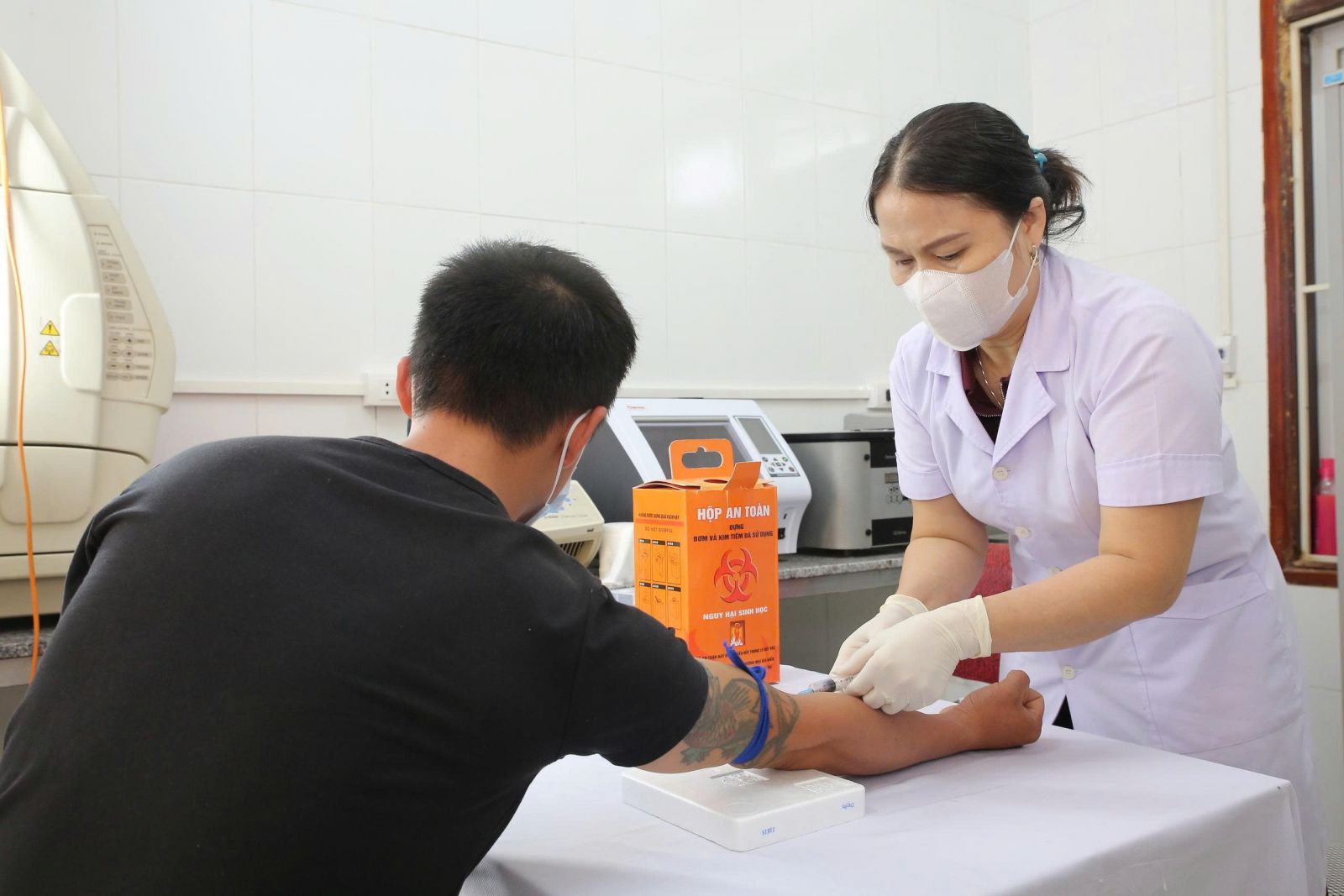bqbht_br_can-bo-phong-kham-dieu-tri-hivaids-cdc-ha-tinh-lay-mau-lam-xet-nghiem-tai-luong-virus-cho-nguoi-nhiem-hiva.jpg