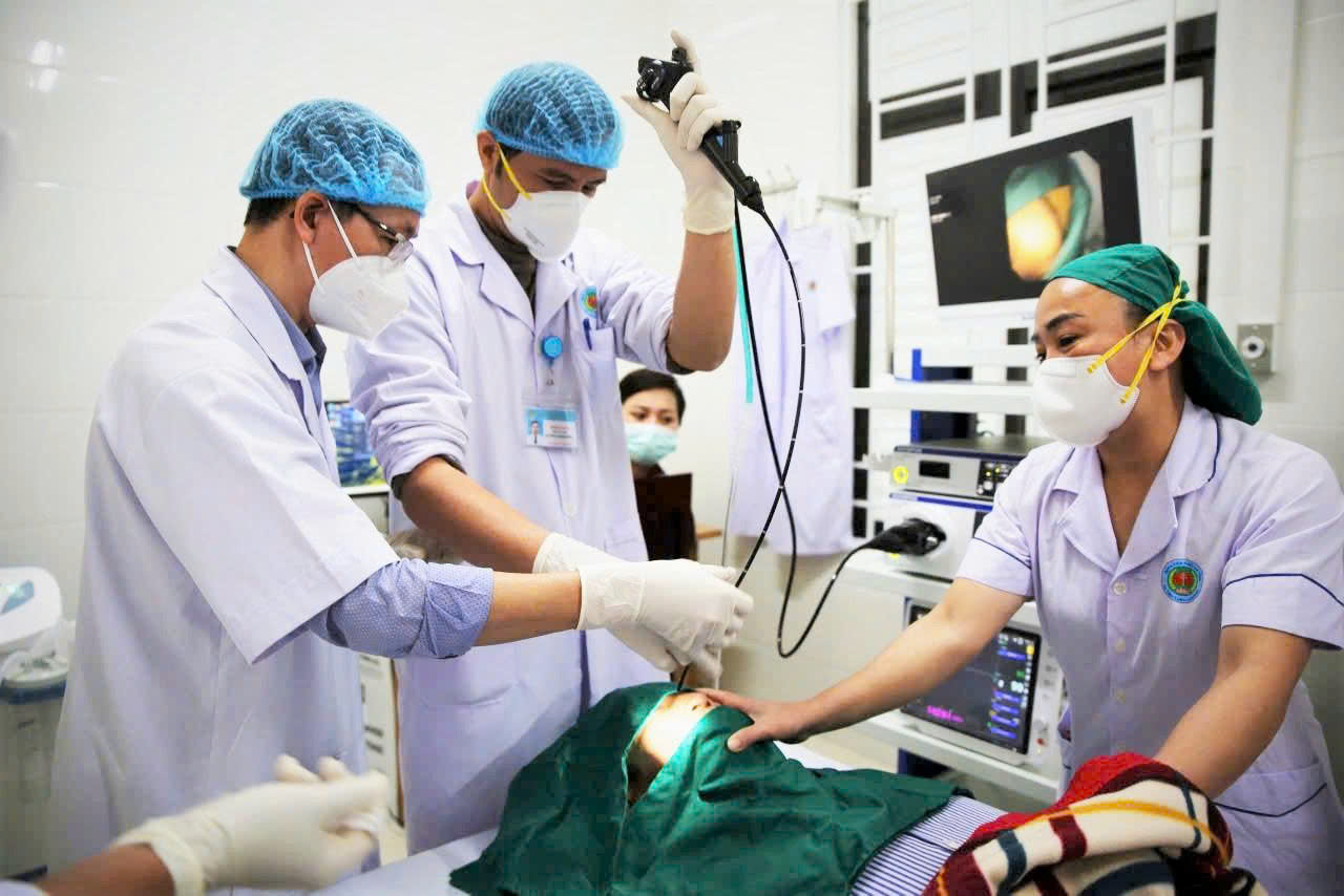 Các chuyên gia Bệnh viện Phổi Trung ương chuyển giao thành công kỹ thuật nội soi phế quản ống mềm cho Bệnh viện Phổi Hà Tĩnh. bqbht_br_bv-phoi-1a.jpg