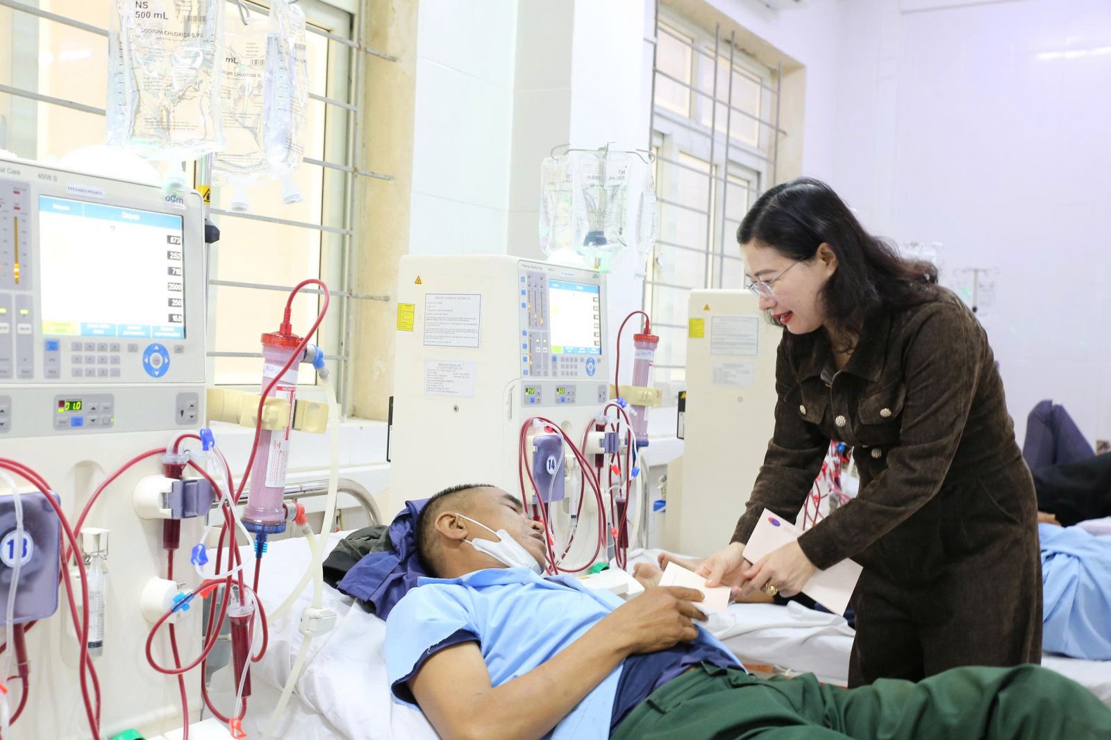 Phó Chủ tịch UBND tỉnh Nguyễn Thị Nguyệt ân cần hỏi thăm sức khoẻ, động viên tinh thần người bệnh. bqbht_br_bv5.jpg