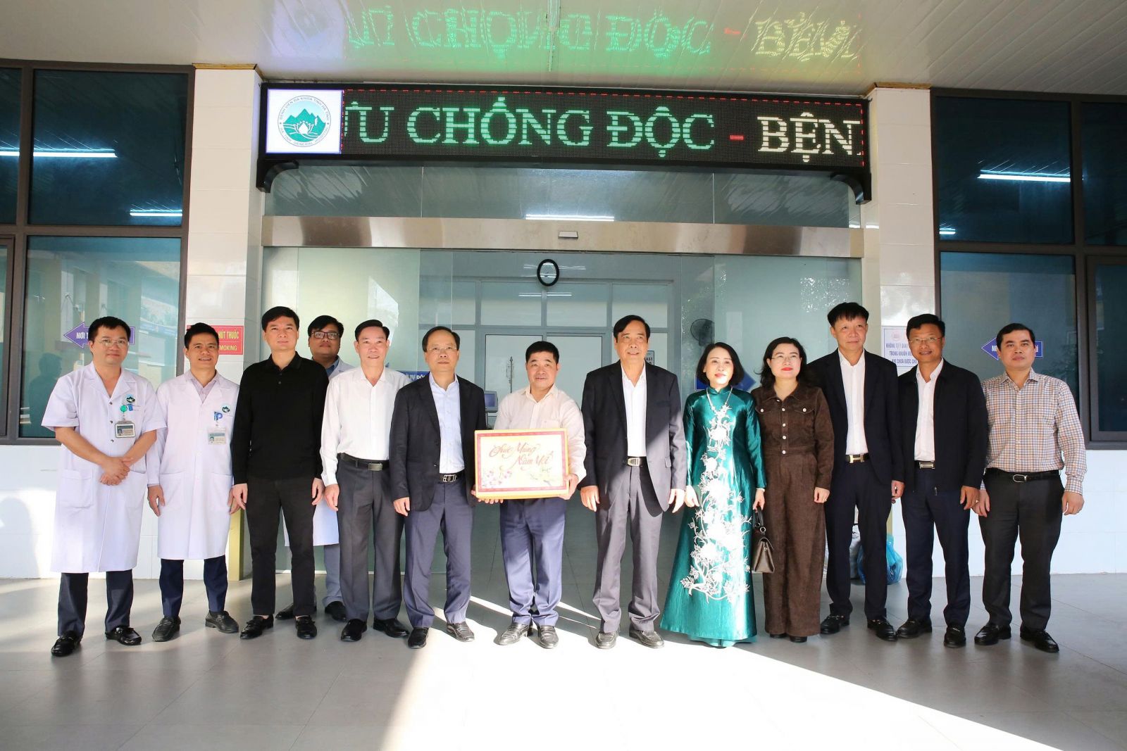 Bí thư Tỉnh ủy Nguyễn Duy Lâm, Chủ tịch Hội Người cao tuổi Việt Nam Nguyễn Thanh Bình, Phó Chủ tịch UBND tỉnh Nguyễn Thị Nguyệt cùng đại diện một số doanh nghiệp, nhà hảo tâm đã đến thăm, tặng quà Tết cho các bệnh nhân tại Bệnh viện Đa khoa tỉnh Hà Tĩnh với tổng số tiền 200 triệu đồng. Trong ảnh: Đoàn chúc tết, cán bộ, y bác sỹ BVĐK tỉnh. bqbht_br_bv1.jpg