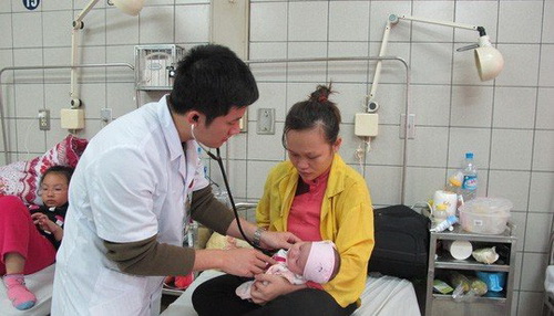 Trẻ bị viêm đường hô hấp do virut cúm nhập viện điều trị tại Bệnh viện Bạch Mai