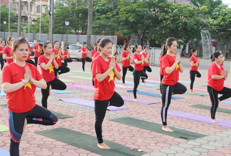Hơn 100 học viên đồng diễn hưởng ứng Ngày Quốc tế Yoga