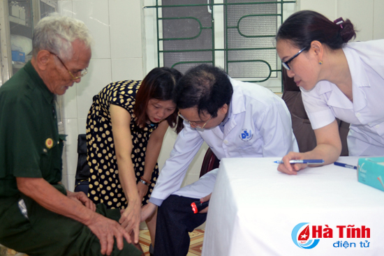 giao su tran hau khang kham benh mien phi cho nguoi co cong