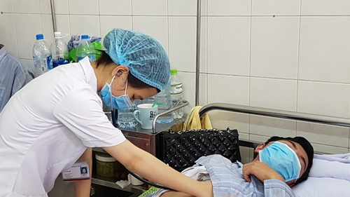 Bệnh nhân sốt xuất huyết nặng điều trị tại Bệnh viện Bệnh nhiệt đới Trung ương.