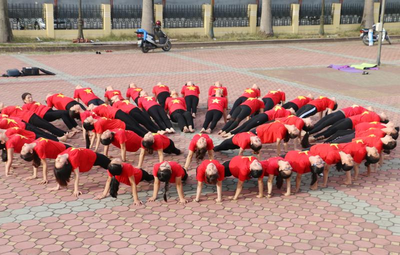 Hơn 100 học viên đồng diễn hưởng ứng Ngày Quốc tế Yoga