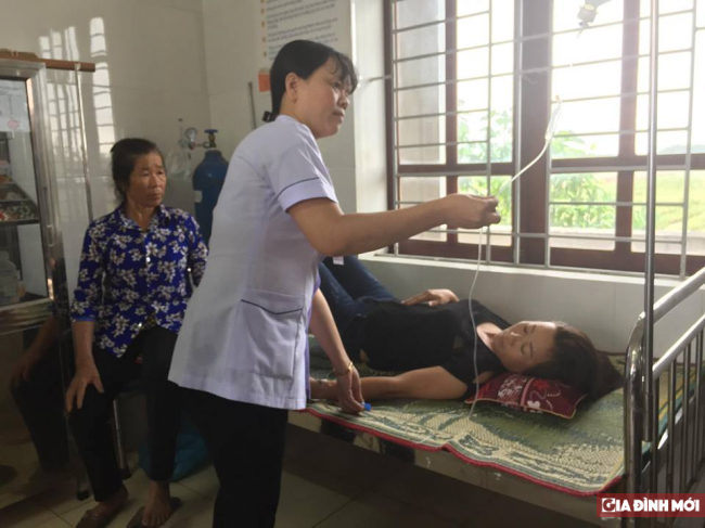   Bệnh nhân bị ngất giữa đường do cao huyết áp được sơ cấp cứu tại Trạm Y tế xã Tượng Sơn (huyện Thạch Hà, tỉnh Hà Tĩnh).  