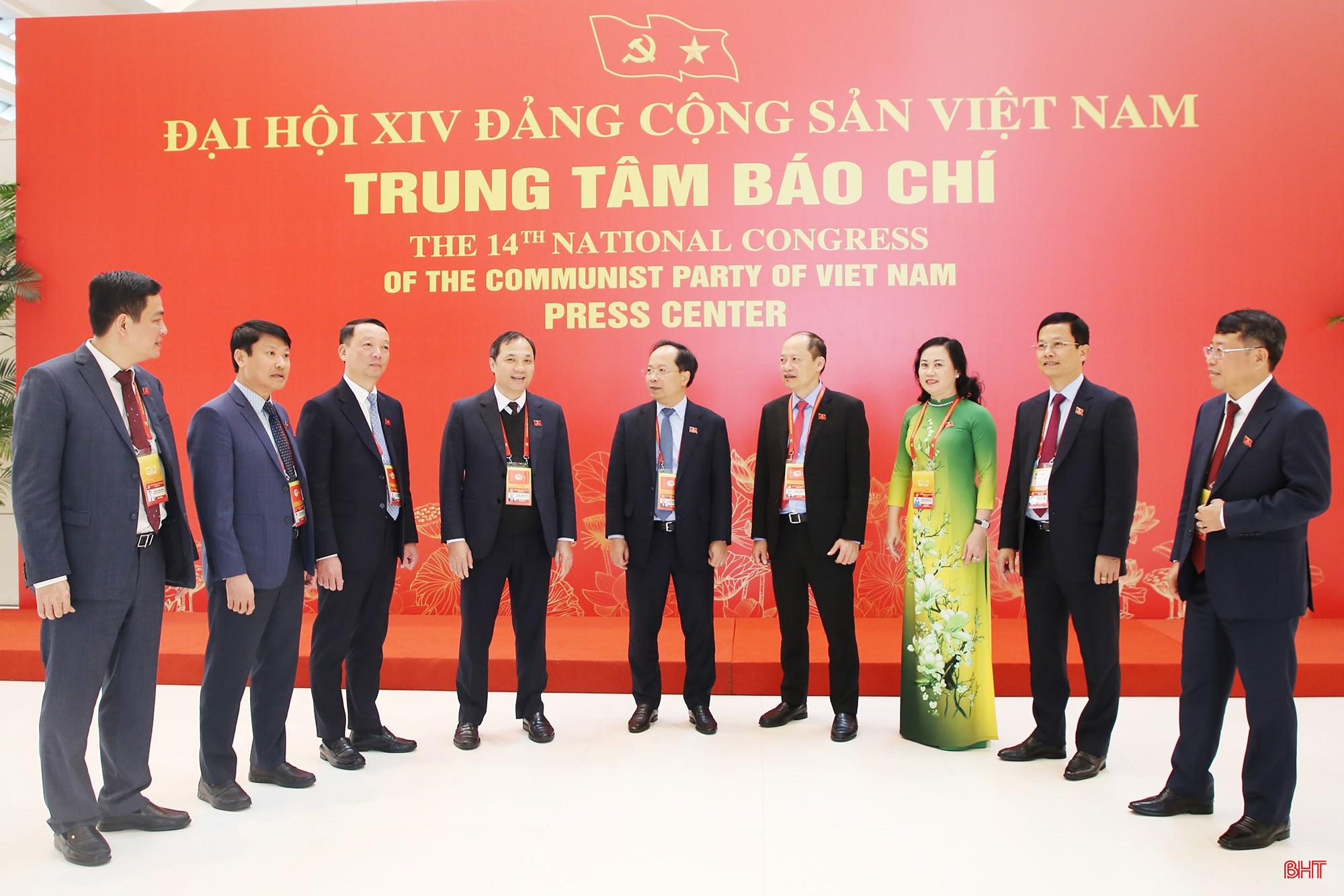 Đoàn đại biểu tỉnh Hà Tĩnh thảo luận bên lề Đại hội Đảng XIV. bqbht_br_4-4263.jpg