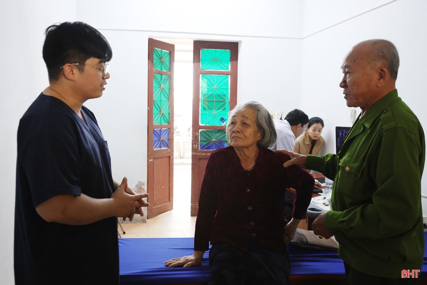 Bác sĩ tư vấn cho người bệnh về tình hình sức khỏe. bqbht_br_20a.jpg