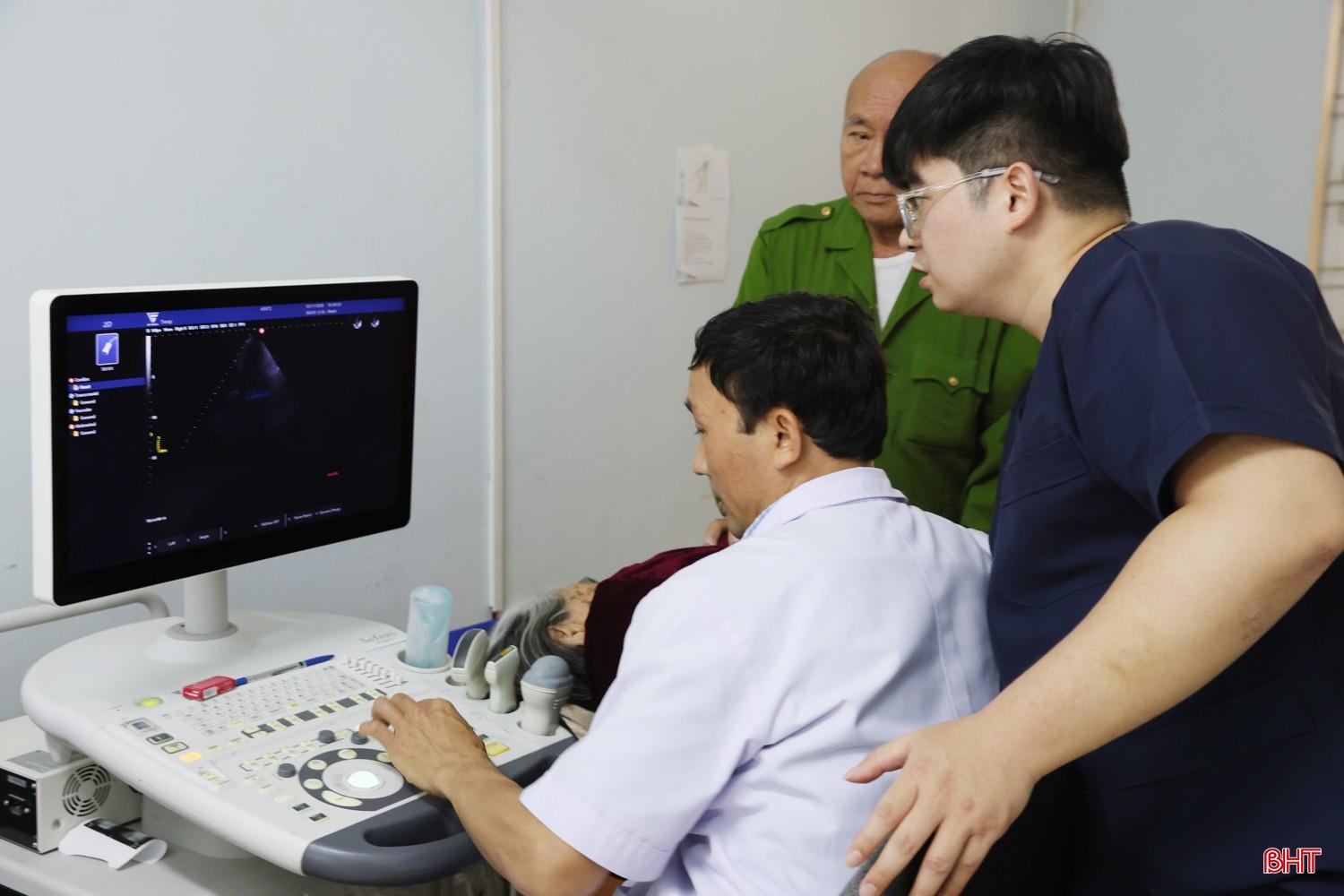 Việc các bác sĩ Bệnh viện Đại học Y Hà Nội về công tác đã tác động tích cực đến công tác khám, chữa bệnh tại các cơ sở y tế Hà Tĩnh. Người bệnh được các chuyên gia tuyến Trung ương trực tiếp thăm khám, điều trị ngay tại địa phương; các y bác sĩ được trao đổi, chia sẻ kỹ năng, kinh nghiệm trong chẩn đoán và điều trị, góp phần nâng cao năng lực chuyên môn, thực hiện tốt hơn nhiệm vụ chăm sóc và bảo vệ sức khỏe cho Nhân dân. bqbht_br_img-4878a.jpg