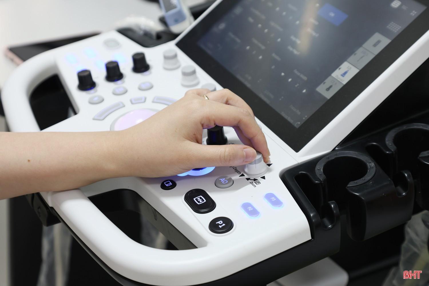 Ngay sau khi về Trung tâm Y tế Thạch Hà, thạc sĩ, bác sĩ nội trú Nguyễn Trúc Linh đã nhanh chóng bắt tay vào nhiệm vụ. Hằng ngày, bác sĩ trực tiếp siêu âm toàn diện cho người bệnh; tham gia tích cực vào việc đọc kết quả phim chụp và hội chẩn chuyên môn với các khoa phòng. bqbht_br_13a.jpg