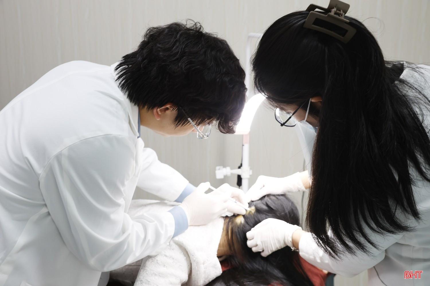 Thạc sĩ, bác sĩ nội trú Nguyễn Ngọc Thanh điều trị bệnh lý rụng tóc cho bệnh nhân. bqbht_br_7a.jpg