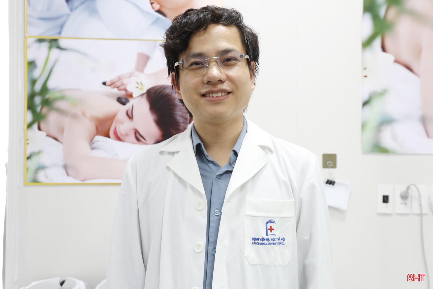 Thạc sĩ, bác sĩ nội trú Nguyễn Ngọc Thanh chia sẻ: "Qua thời gian thực hiện nhiệm vụ tại Trung tâm Y tế Thành Sen, tôi thấy ngoài các bệnh lý thông thường thì người dân cũng gặp khá nhiều bệnh chuyên sâu về da liễu. Tuy nhiên, do tâm lý chủ quan nên nhiều người không đi thăm khám, điều trị khiến bệnh diễn biến phức tạp hơn. Bởi vậy, rất mong người dân không chủ quan, lơ là trước các bệnh lý". bqbht_br_img-4785a.jpg