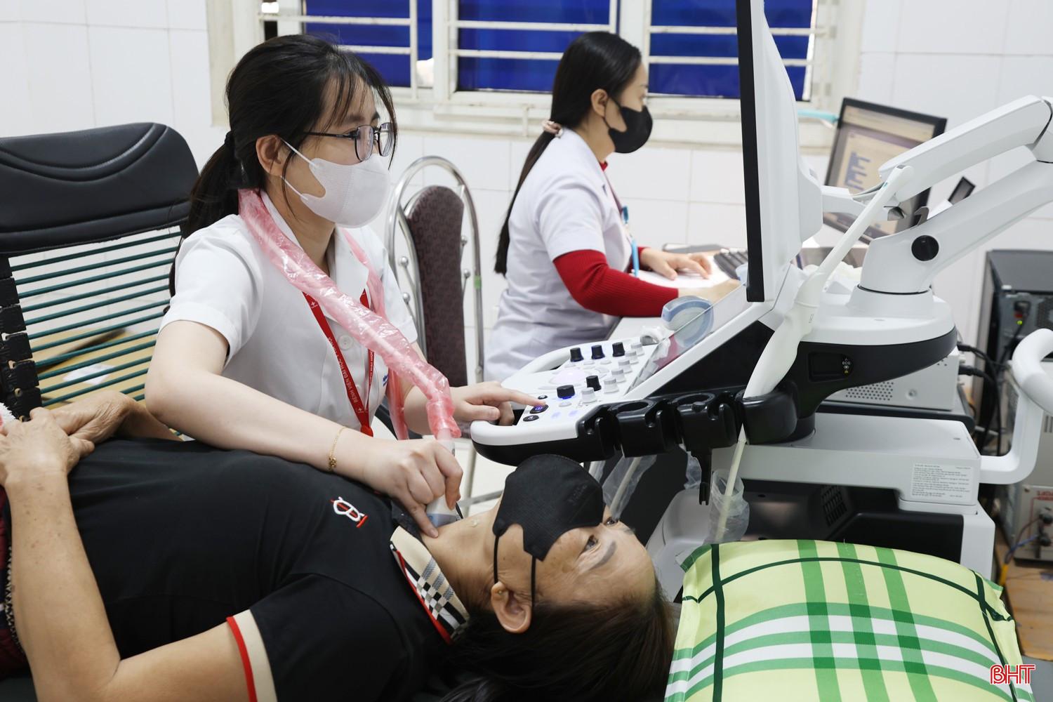 Bác sĩ Nguyễn Thế Phiệt – Giám đốc Trung tâm Y tế Thạch Hà cho hay: Ngoài việc được nâng cao chất lượng thăm khám, điều trị cho người bệnh thì vấn đề cốt lõi nhất là khi về công tác tại tuyến cơ sở, các bác sĩ tuyến Trung ương sẽ truyền đạt kỹ năng, kinh nghiệm chuyên môn theo hướng “cầm tay, chỉ việc”, từ đó từng bước nâng tầm được năng lực cho đội ngũ y bác sĩ tại trung tâm... bqbht_br_17a.jpg