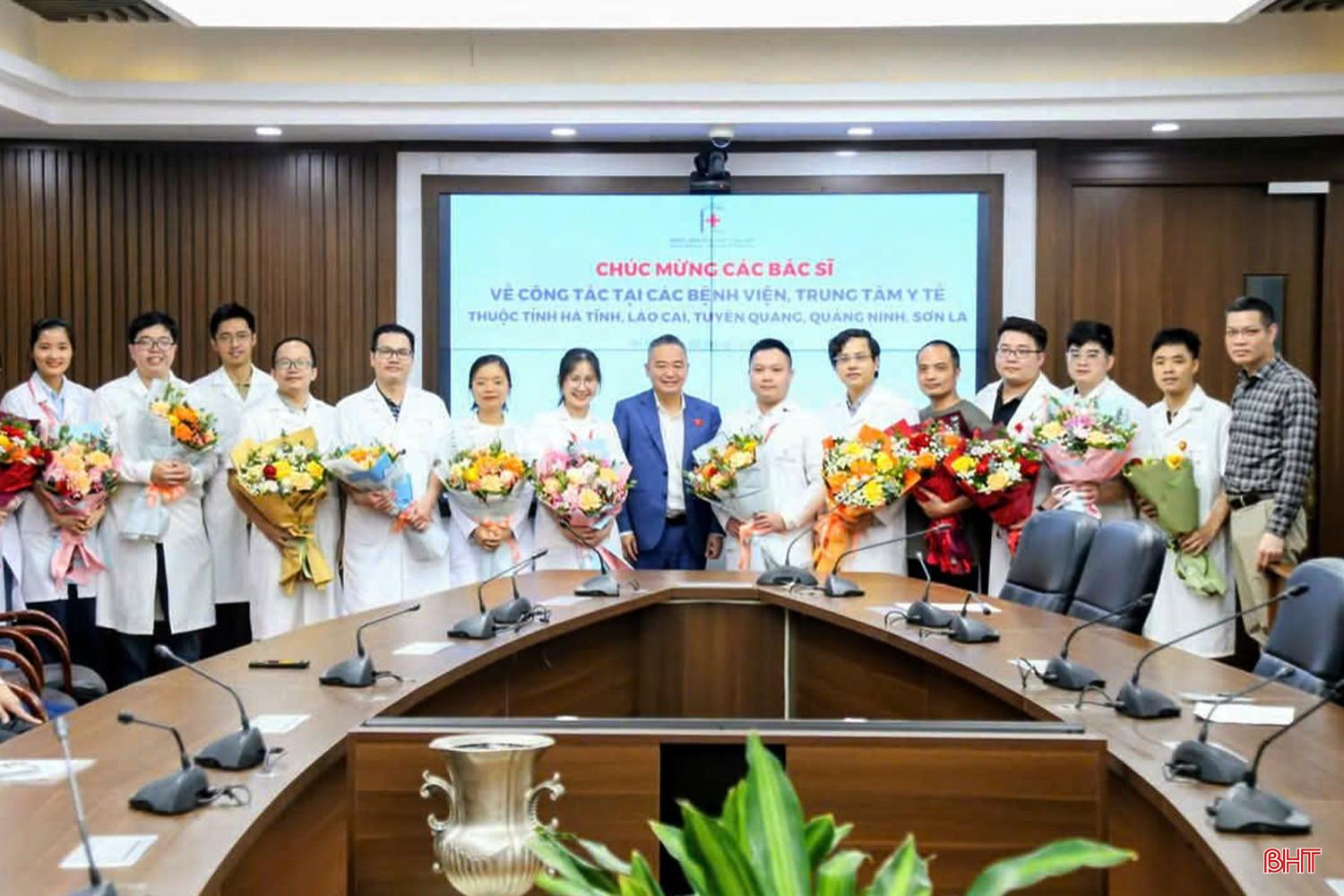 Thực hiện chương trình hợp tác giữa ngành Y tế Hà Tĩnh và Bệnh viện Đại học Y Hà Nội, đầu tháng 3 vừa qua, các cơ sở y tế Hà Tĩnh đã tiếp nhận 7 bác sĩ từ các chuyên ngành: tim mạch, da liễu, chẩn đoán hình ảnh, nội soi, nội tiết, xương khớp, hô hấp về công tác ngắn hạn. Ảnh: PGS.TS Nguyễn Lân Hiếu - Giám đốc Bệnh viện Đại học Y Hà Nội tặng hoa các bác sĩ được cử đi biệt phái ở tuyến cơ sở. bqbht_br_1a.jpg