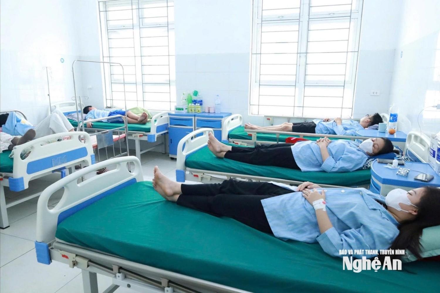 Bệnh nhân ngộ độc bánh mì điều trị ở Bệnh viện Đa khoa Diễn Châu. Ảnh: Báo và phát thanh, truyền hình Nghệ An. y.jpg