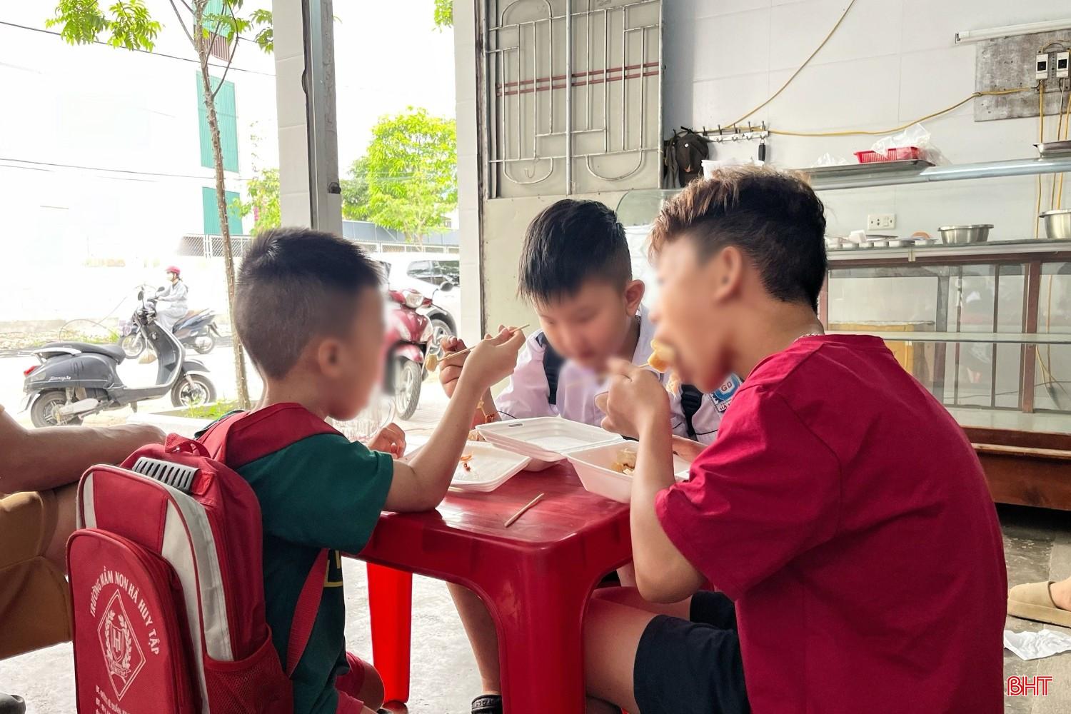 Bánh mì trở thành bữa ăn sáng quen thuộc của nhiều học sinh nhờ sự tiện lợi. bqbht_br_9.jpg
