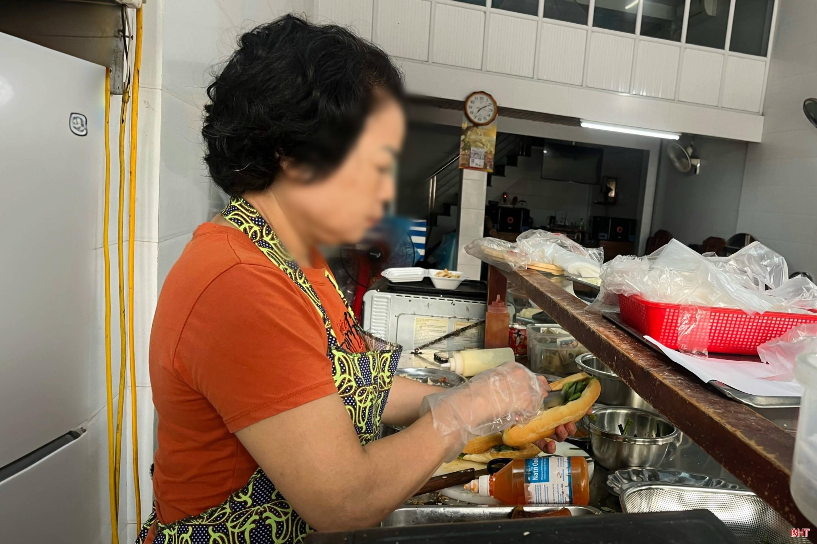 Các cơ sở kinh doanh bánh mì trên địa bàn Hà Tĩnh chú trọng hơn đến điều kiện chế biến, bảo quản thực phẩm sau hàng loạt vụ ngộ độc xảy ra tại nhiều địa phương. bqbht_br_tempimagemep5u1.jpg