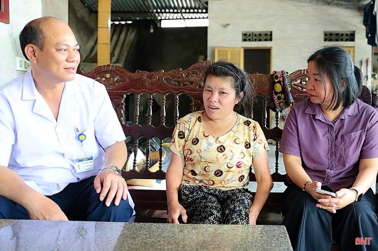 Cấp ủy, chính quyền xã Thạch Khê và các y, bác sĩ động viên tinh thần chị Võ Thị Thúy (SN 1983, thôn Nam Hải). bqbht_br_5a.jpg