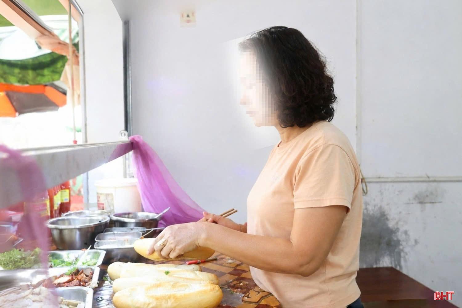 Tiệm bánh mì tại xã Cẩm Xuyên đông khách vào các khung giờ cao điểm buổi sáng và chiều. bqbht_br_z7828825521096-dd5c7a1c9a99bc306d95087994fde004.jpg