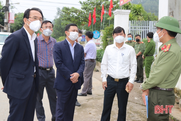 Lấy mẫu test nhanh COVID-19 cho hơn 200 người dân xã Xuân Lam