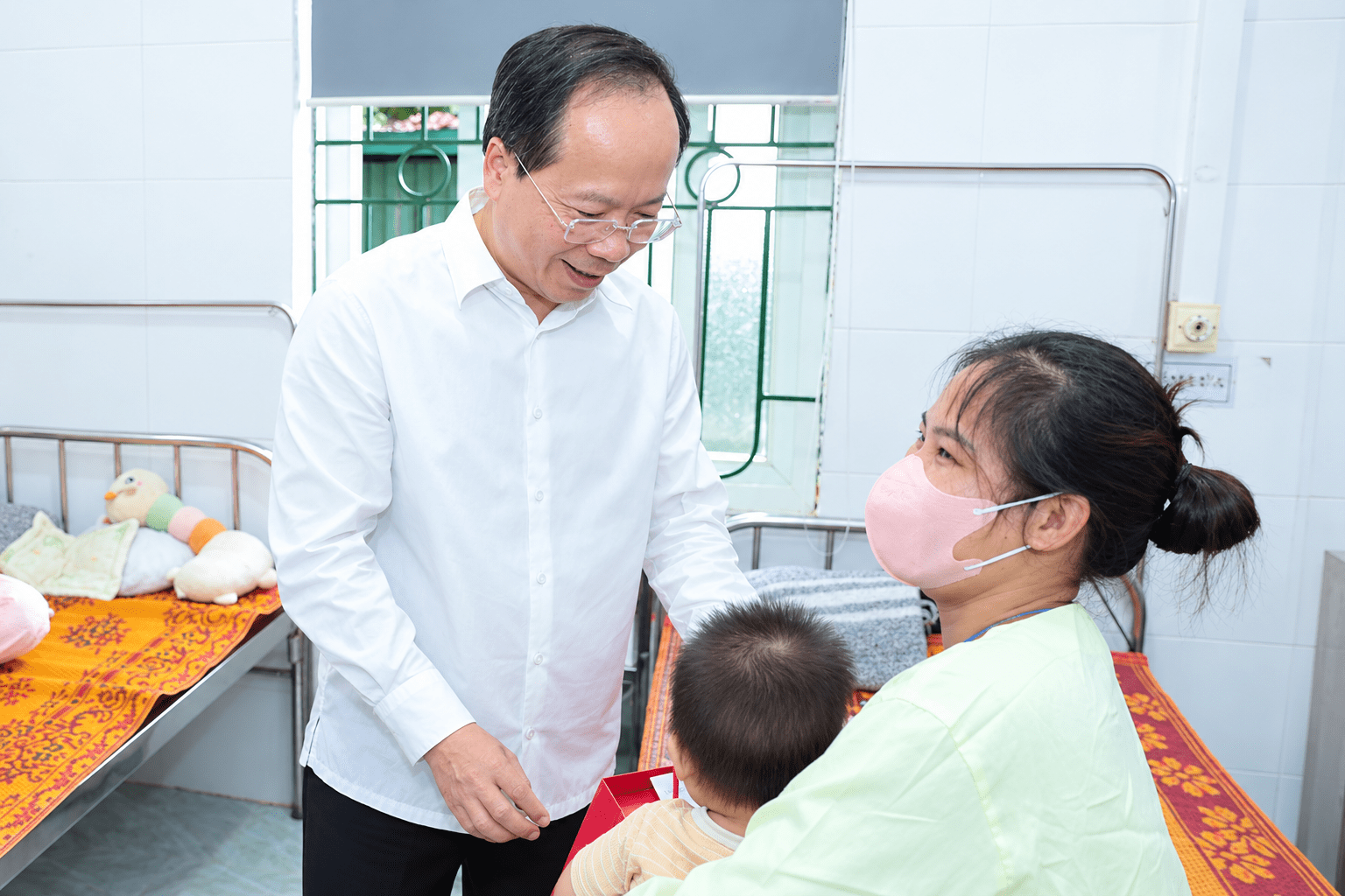 Tại Khoa Nhi Bệnh viện Đa khoa thị xã Kỳ Anh hiện có 60 bệnh nhi đang điều trị nội trú. Tại Khoa Nhi Bệnh viện Đa khoa thị xã Kỳ Anh hiện có 60 bệnh nhi đang điều trị nội trú.