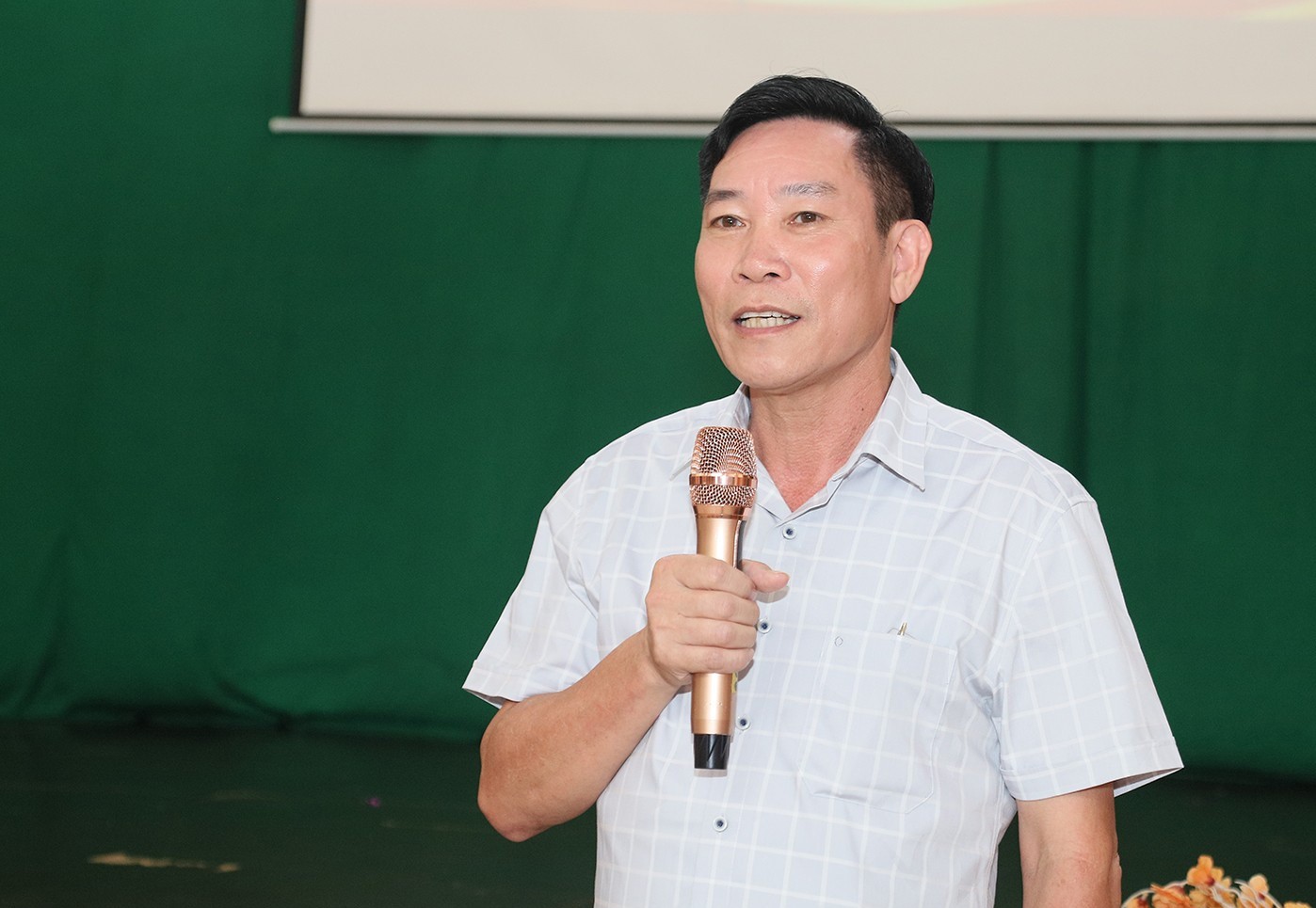Thay mặt đoàn công tác, Phó Giám đốc Sở Y tế Mai Lệ Thuộc bày tỏ sự trân trọng, biết ơn đối với đội ngũ cán bộ, giáo viên Trung tâm Hỗ trợ phát triển giáo dục hòa nhập trẻ khuyết tật Hồng Lĩnh; đồng thời mong muốn các thầy cô tiếp tục nỗ lực, tận tâm đồng hành, hỗ trợ các em nhỏ yếu thế từng bước hòa nhập, tự tin và phát triển. bqbht_br_y5.jpg